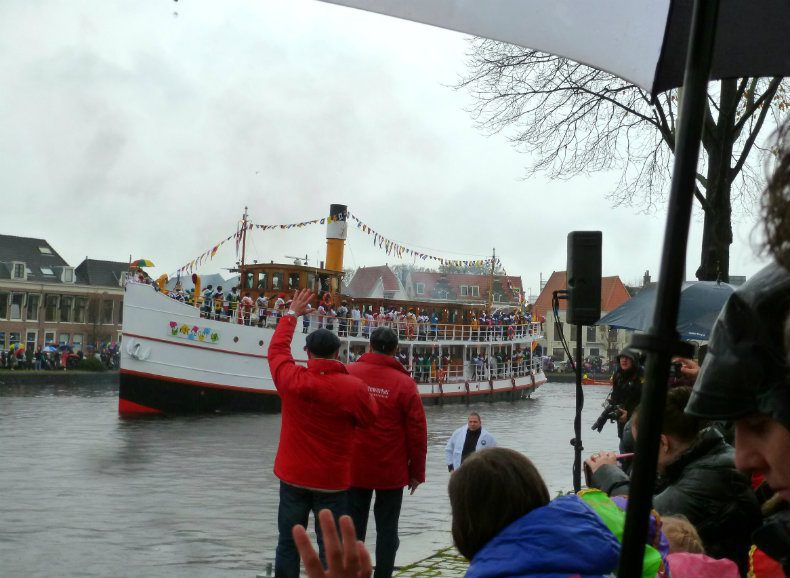 Das Dampfschiff kommt in Sicht
