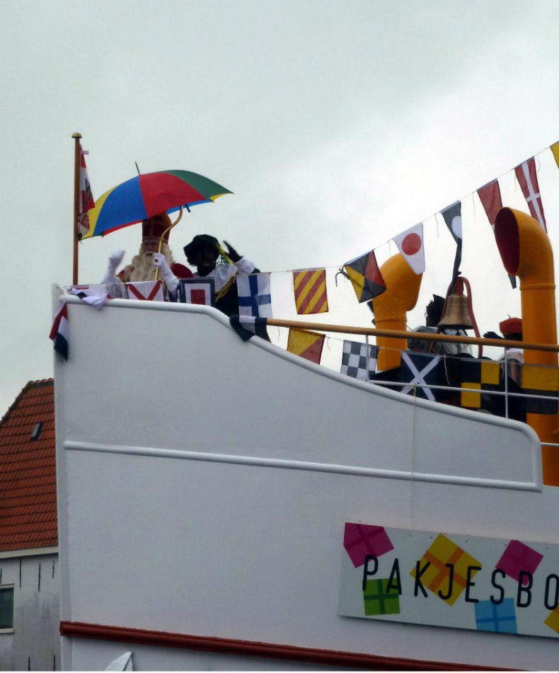 Einzug von Sinterklaas an Bord des Dampfschiffes