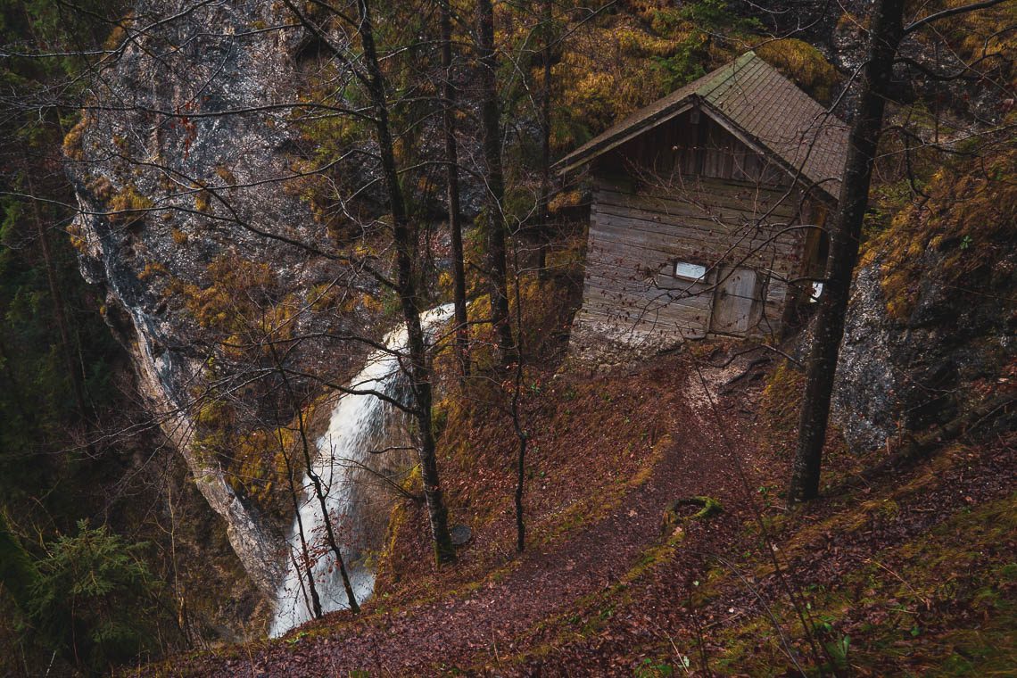 Tipps für den Schlösser Advent am Traunsee Der Schlösser Advent ist jeweils von Freitag bis Sonntag an 4 Wochenenden im Advent geöffnet (startend am 23.11., abschließend am 16.12.2018). Der Eintrittspreis beträgt 4,50 €, Kinder bis 16 Jahre sind gratis. Gratis im Eintrittspreis inbegriffen ist die Schifffahrt bzw. der Bummelzug nach Gmunden. Genaue Abfahrtzeiten findest Du auf der Webseite des Adventmarktes.