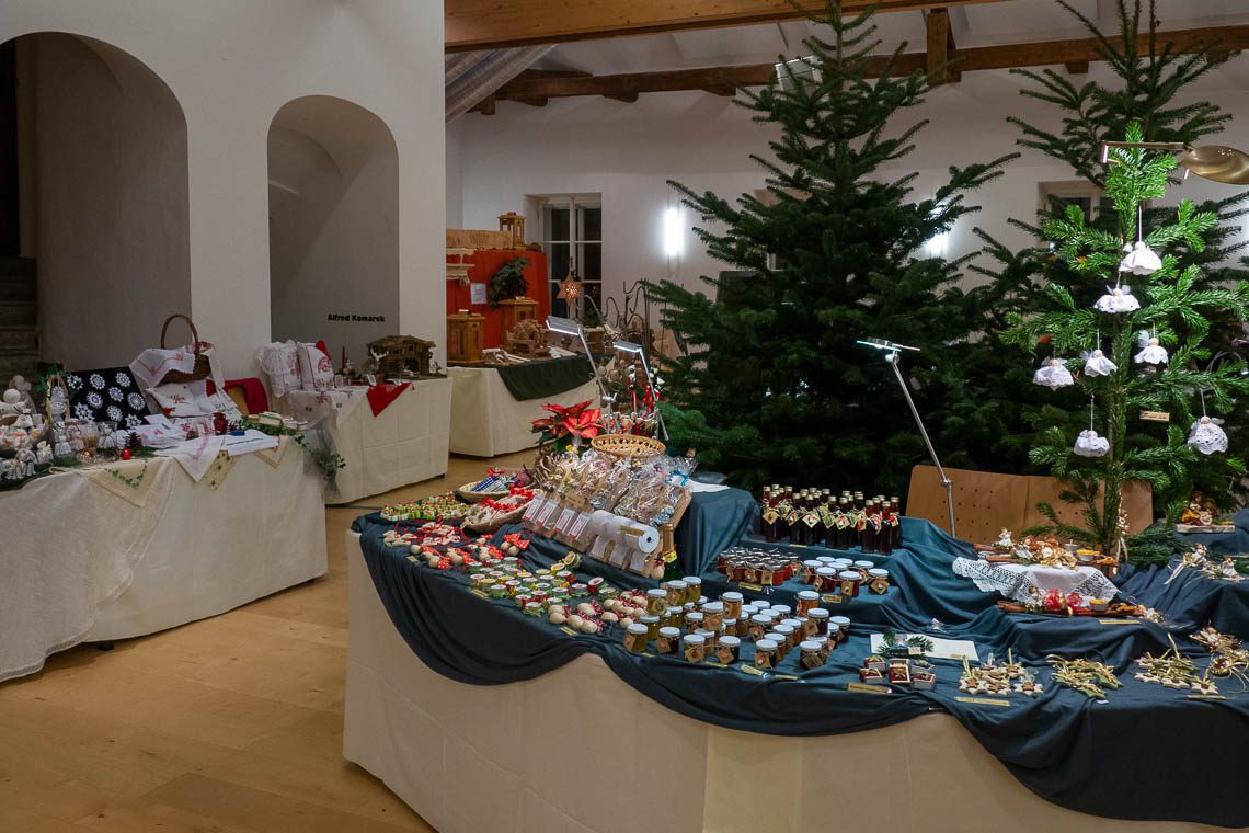 Jeden Donnerstag bis Sonntag in der Adventzeit findet zudem die große Handwerkausstellung im Rathaus von St. Wolfgang statt. Zwischen 20 und 30 wechselnde Hobby- und Berufskünstler stellen hier ihre Werke aus. Wir bewundern kunstvolle Strohsterne, Filzwaren, Holzarbeiten und vieles mehr. Im Untergeschoss des Rathauses befindet sich neben der Kinderbastelstube das Engerl-Postamt, wo die kleinen Adventmarktbesucher ihre Weihnachtswünsche mit Hilfe der Weihnachtsengerl an das Christkind schicken können.