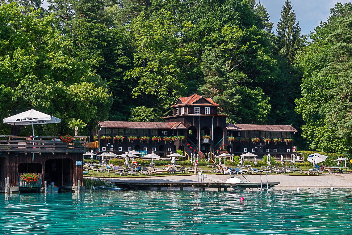 Das historische Badehaus auf der Insel im Faaker See