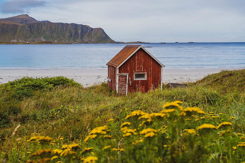 Das bekannte "Rote Haus" am Rambergstrand auf den Lofoten.