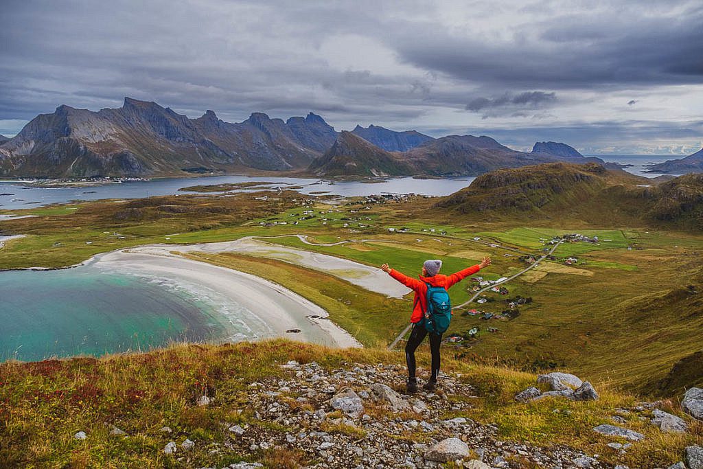 Das bekannte "Rote Haus" am Rambergstrand auf den Lofoten.