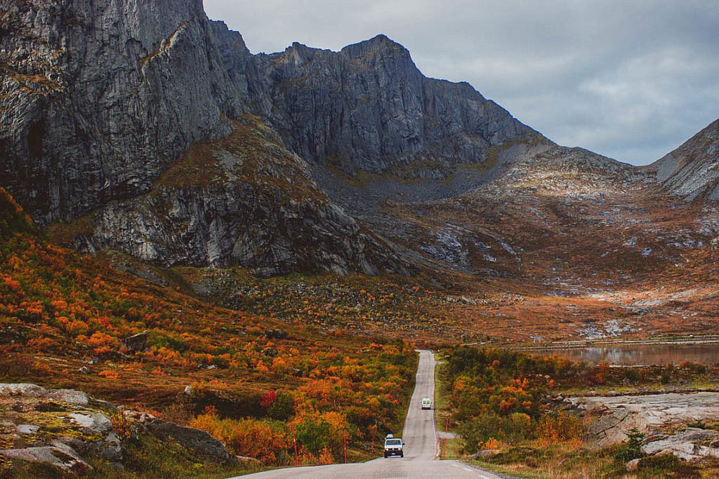 Die Straßen auf einer Lofoten Reise versprechen Roadtrip-Feeling vom Feinsten.