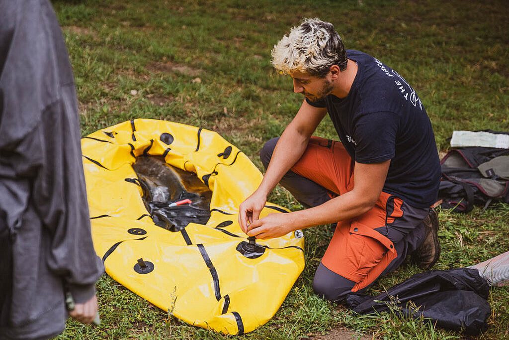 Abenteuerurlaub in Frankreich: Packrafting in den Ardennen Einweisung durch den Ranger