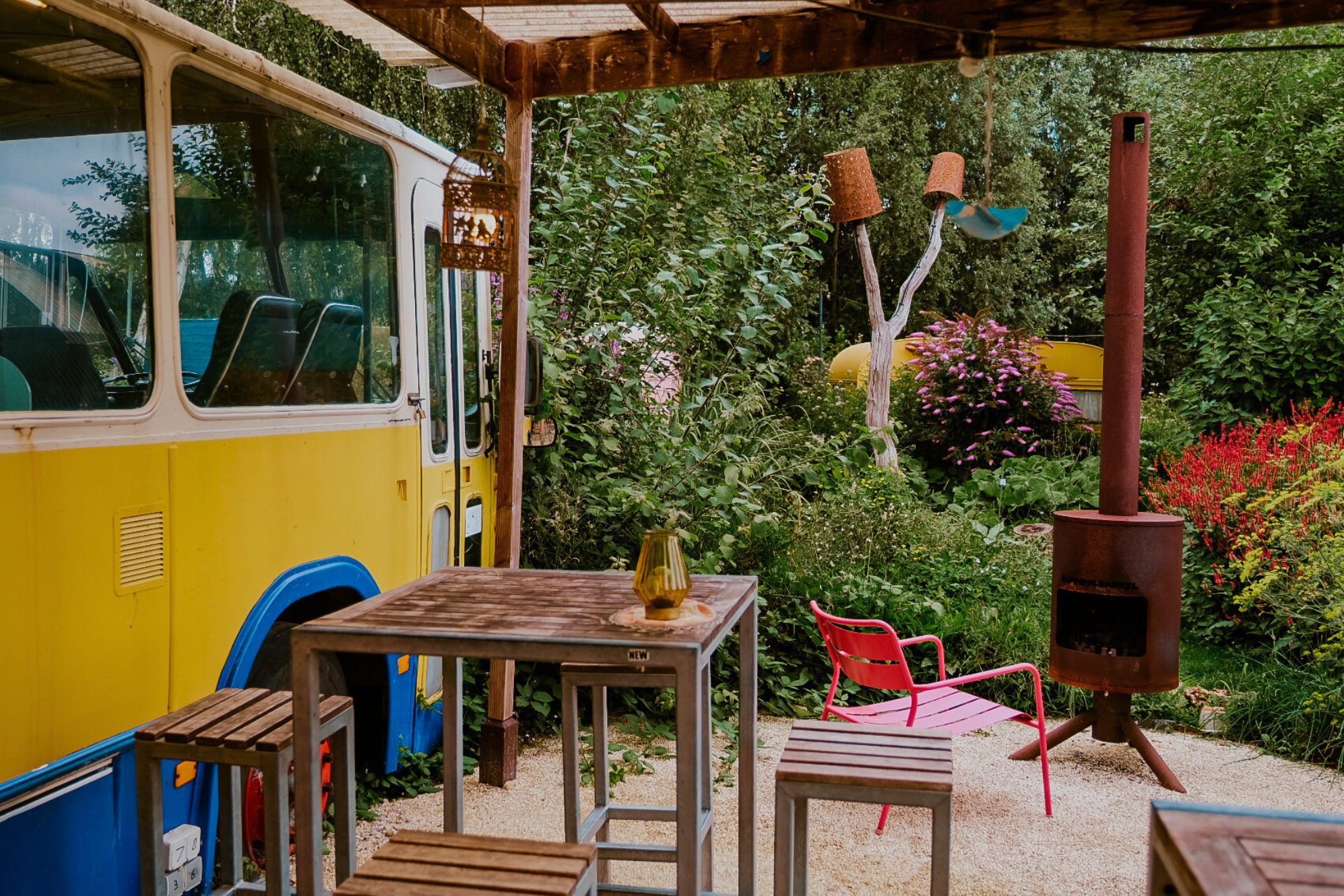 Der gelbe Bus ist gleichzeitig Bar und Chillzone