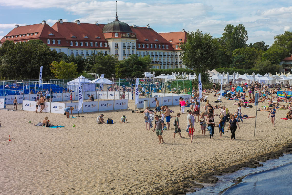 Der Strand von Sopot mit seiner klassischen Bäderarchitektur im Hintergrund