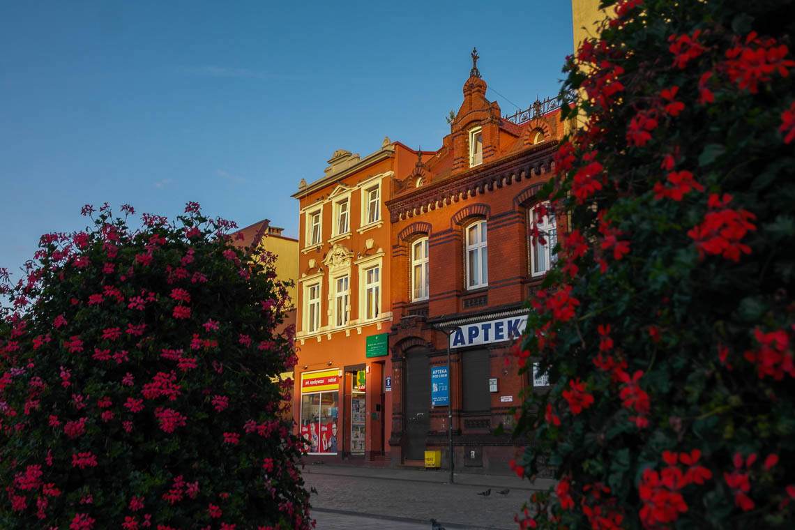 Der Marktplatz von Lębork im Abendlicht