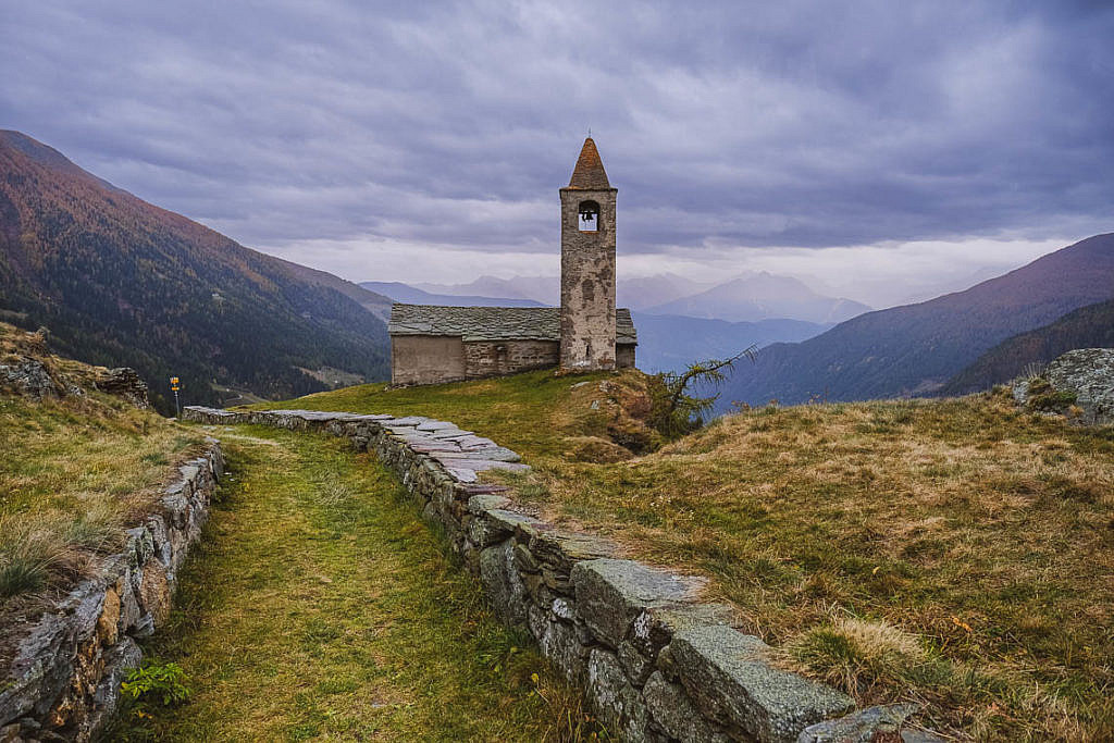 Die wunderschöne Kapelle San Romerio in der Schweiz ist ein tolles Fotomotiv.