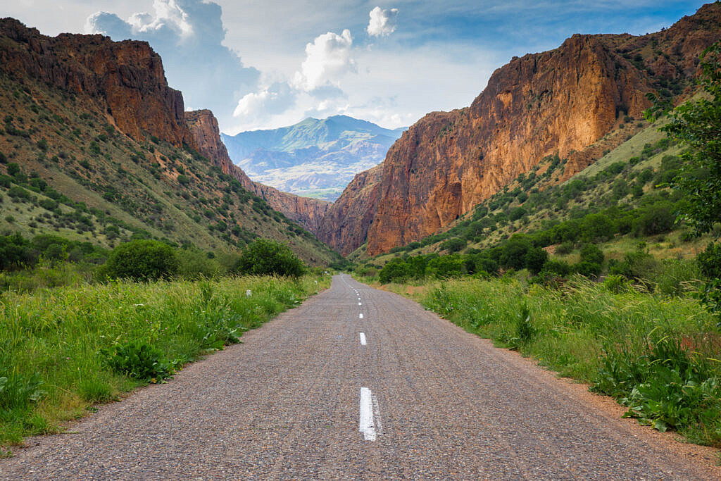 Die besten Tipps für deine Reise mit dem Mietwagen durch Georgien und Armenien: Sicherheit, Straßenverhältnisse, Grenzerlaubnis usw.